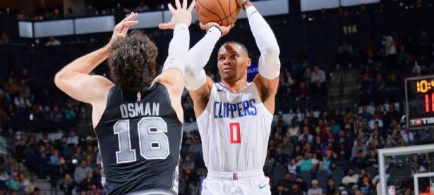 华体会官网入口-快船再胜马刺，他连续第六场半场得分超15分