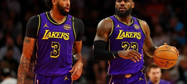 华体会亚洲官网-爵士队主帅怒吼指责队员失误