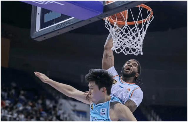 凭借一波上海队,CBA季后赛成功绝杀,现场教练席炸锅 凭借一波上海队,CBA季后赛成功绝杀,现场教练席炸锅