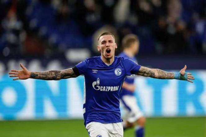 沙尔克主帅变阵获得胜利提振士气 沙尔克主帅变阵获得胜利提振士气