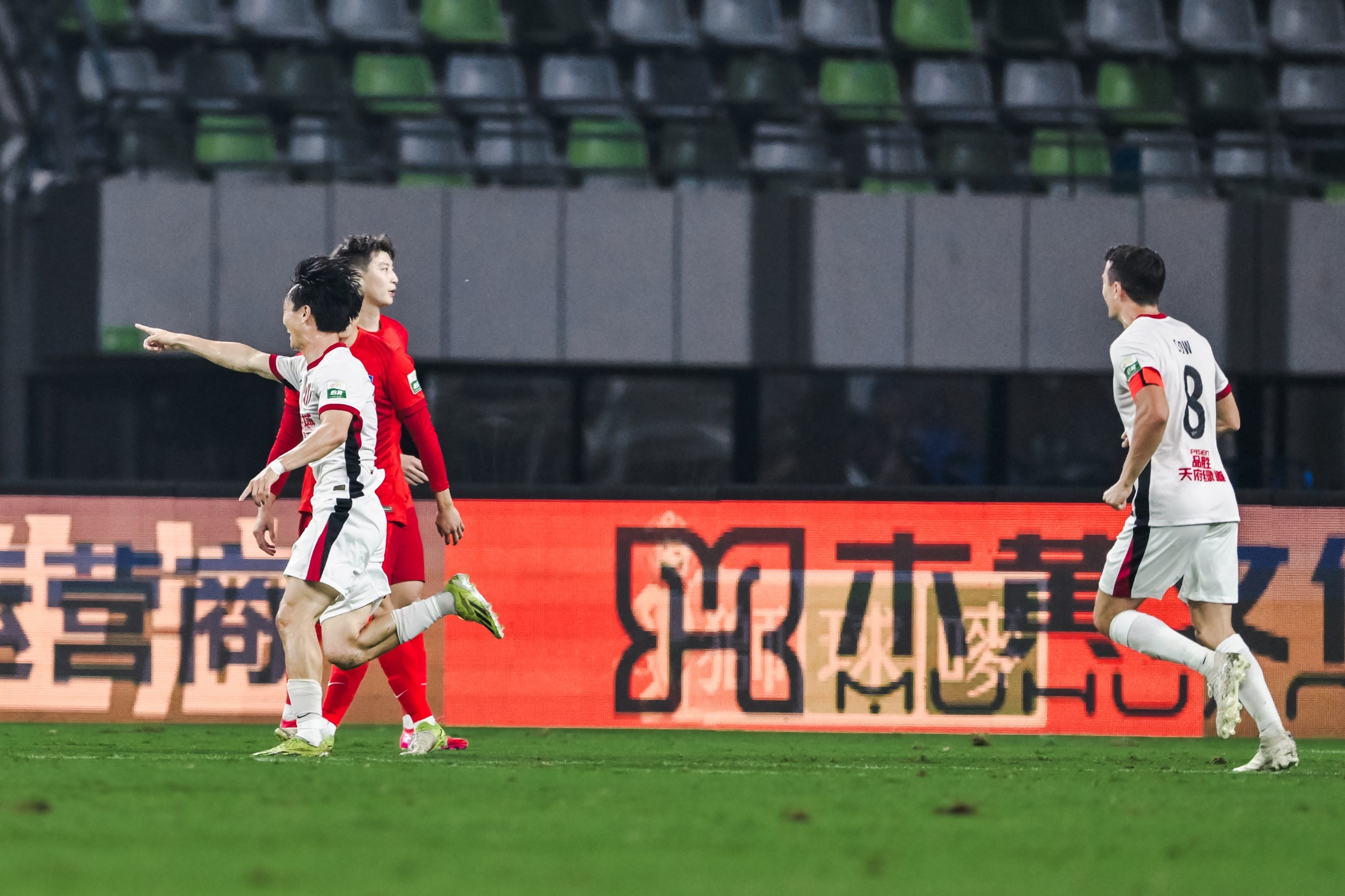 热门球队大胜对手,取得连胜纪录 热门球队大胜对手,取得连胜纪录