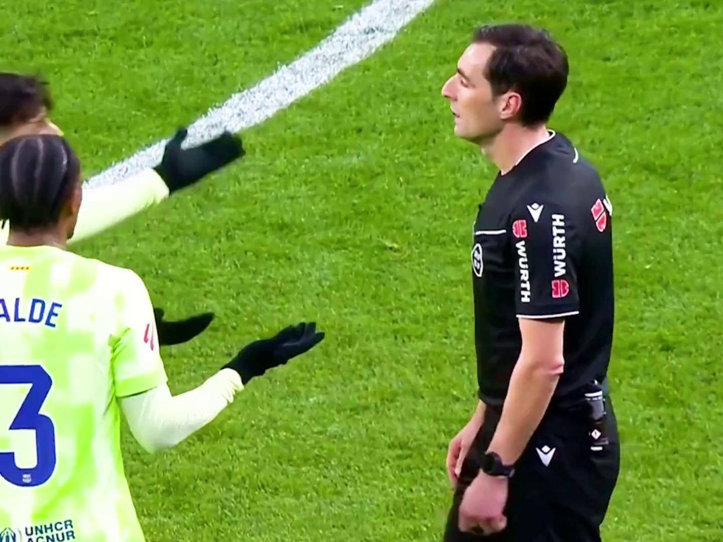 关于热门足球赛事引发球迷激烈争论的信息 关于热门足球赛事引发球迷激烈争论的信息