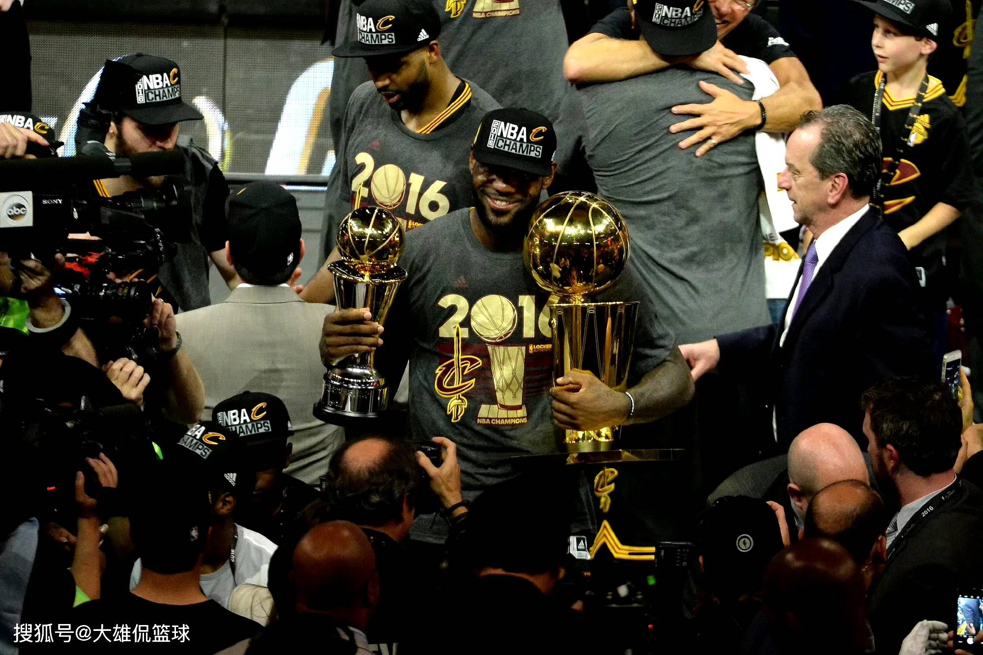 关于美国篮球联盟冠军产生,球迷狂欢的信息 关于美国篮球联盟冠军产生,球迷狂欢的信息