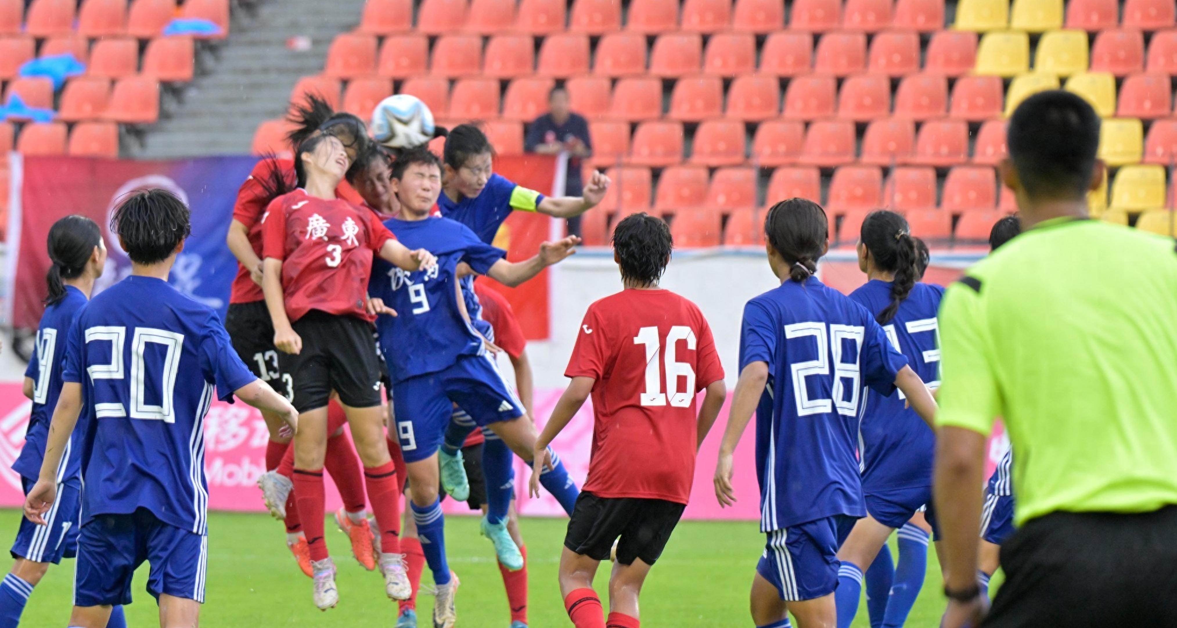 球员团结应对意外,女足比赛惊险不断的简单介绍 球员团结应对意外,女足比赛惊险不断的简单介绍