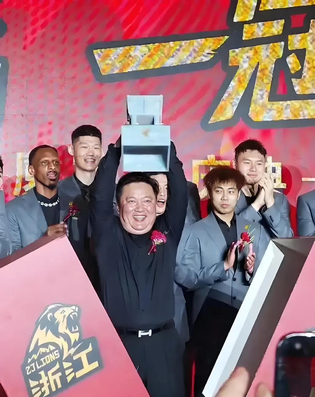 精彩比赛被球迷用掌声和欢呼声加以回应 精彩比赛被球迷用掌声和欢呼声加以回应