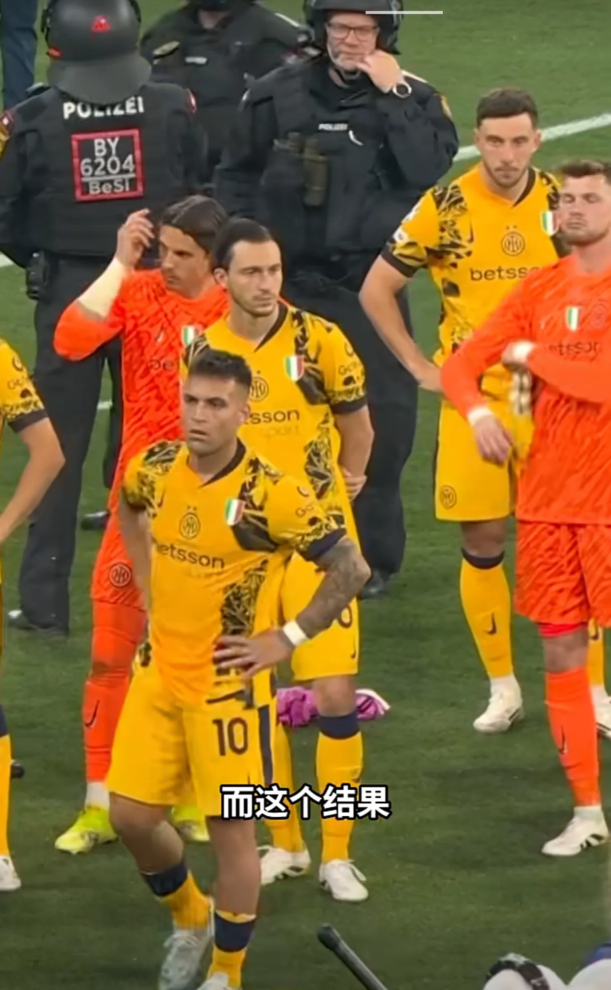 关于国米后防屡屡犯错，教练组考虑调整布阵的信息