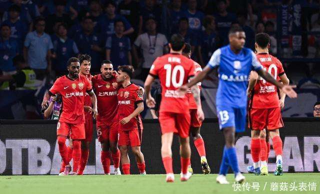 足球赛场上球队实力对决呈现白热化 足球赛场上球队实力对决呈现白热化