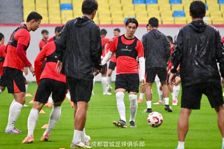 主教练在比赛中拼尽全力,为球队鼓劲的简单介绍 主教练在比赛中拼尽全力,为球队鼓劲的简单介绍