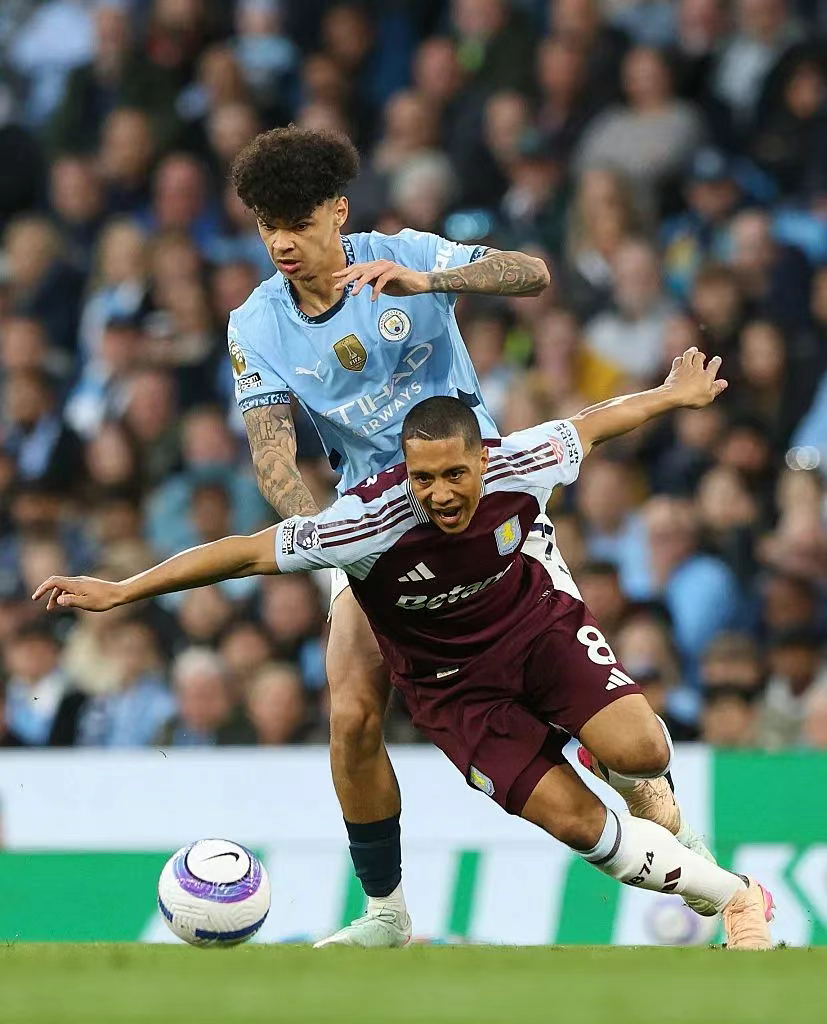 阿斯顿维拉队表现出色，排名积分榜第十