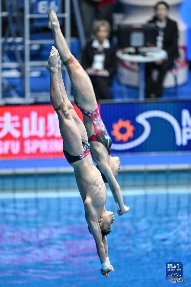 跳水男子个人单板比赛惊险系数颇高，难舍难分