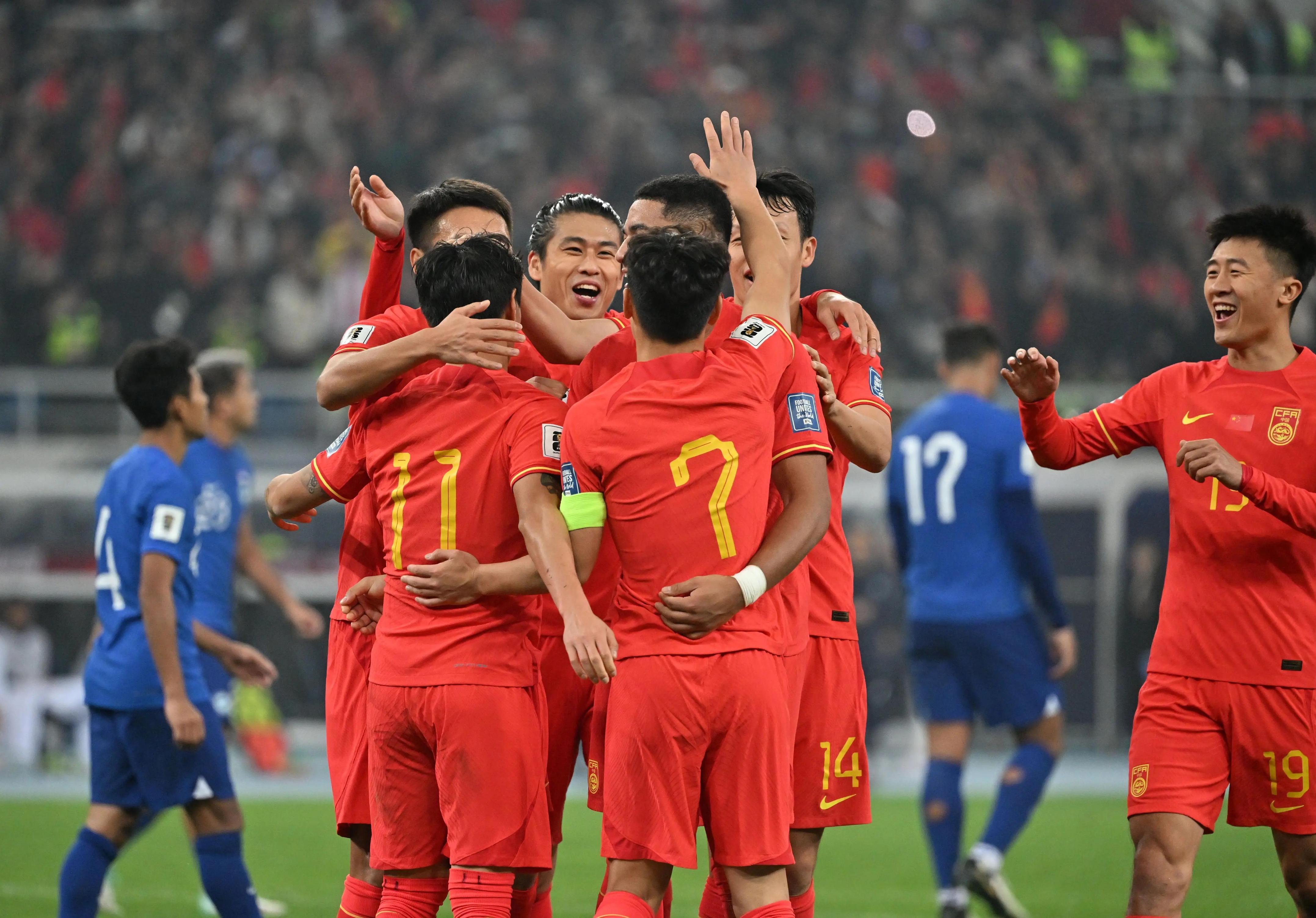 热门球队在最新一场比赛中表现抢眼